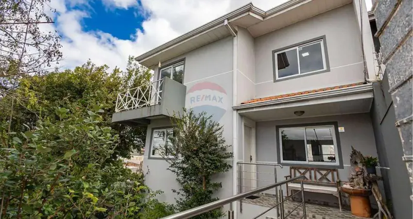 Sobrado para venda em Capão Raso de 146.00m² com 3 Quartos, 1 Suite e 4 Garagens