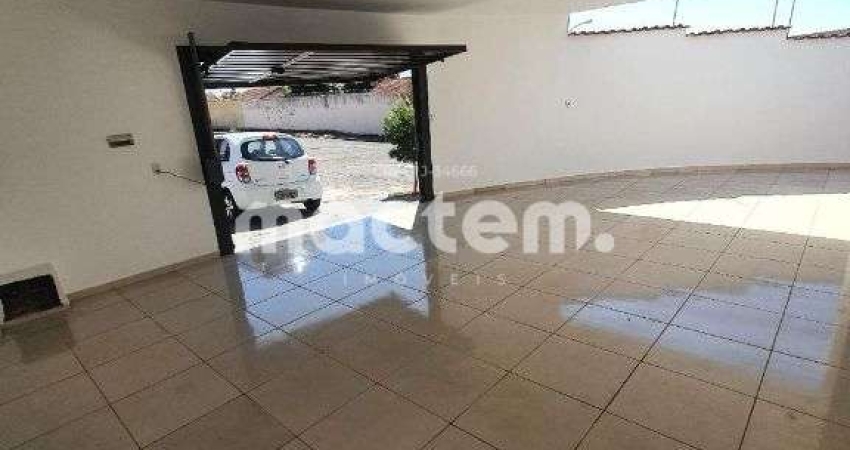 Casa para venda em Jardim Arlindo Laguna de 103.00m² com 2 Quartos e 3 Garagens