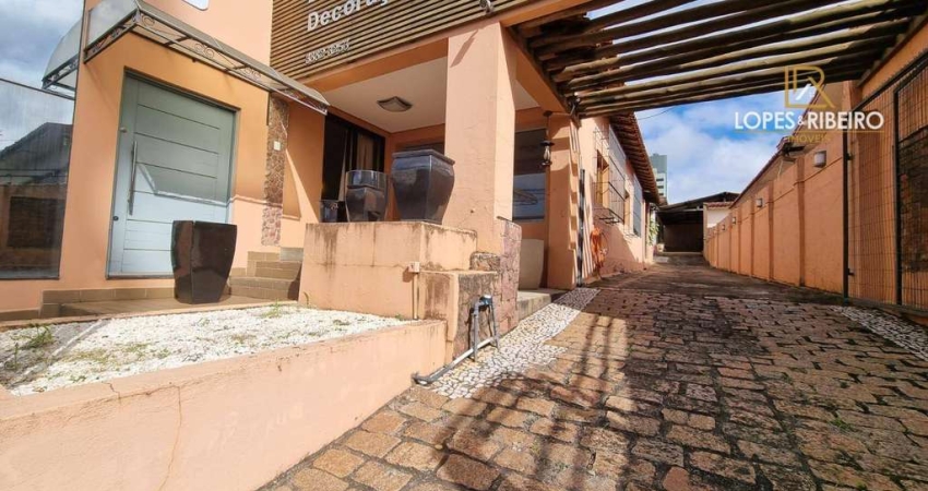 Casa para venda em Centro de 326.00m² com 6 Quartos e 3 Garagens