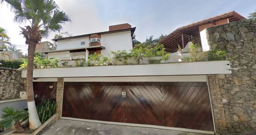 Casa para venda em Granja Viana de 1651.00m² com 5 Quartos, 3 Suites e 2 Garagens