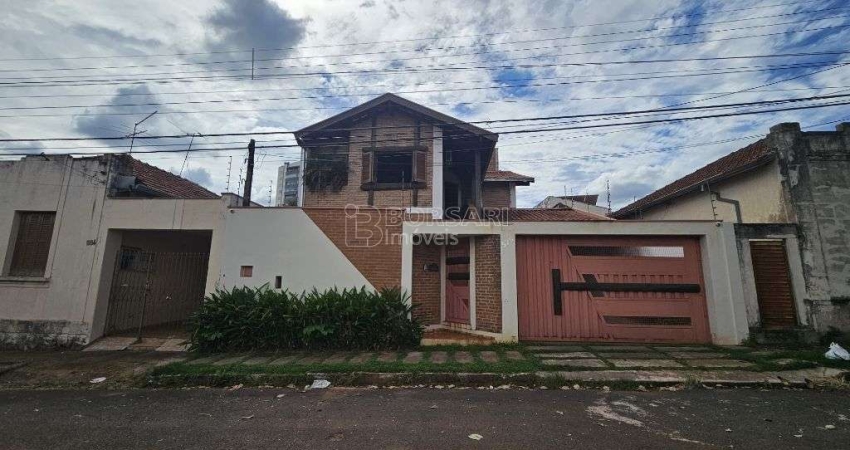 Sobrado para venda em Centro de 255.00m² com 3 Quartos, 3 Suites e 2 Garagens