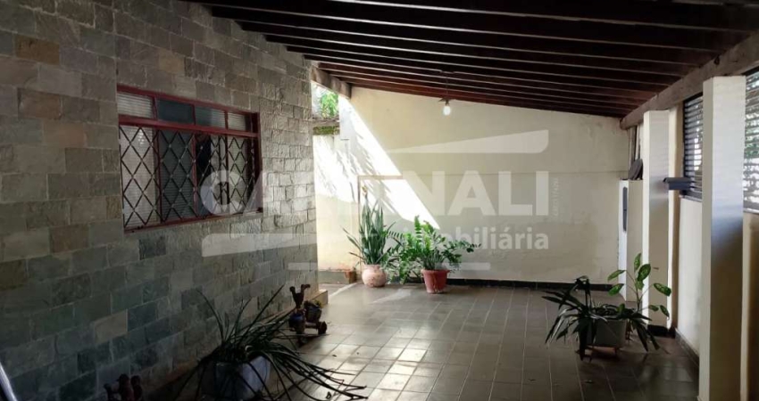 Casa para venda em Jardim Brasil (vila Xavier) de 215.00m² com 3 Quartos e 2 Garagens