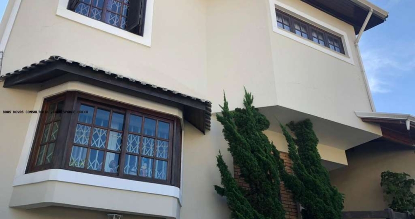 Sobrado para venda em Vila Galvão de 430.00m² com 4 Quartos, 2 Suites e 5 Garagens