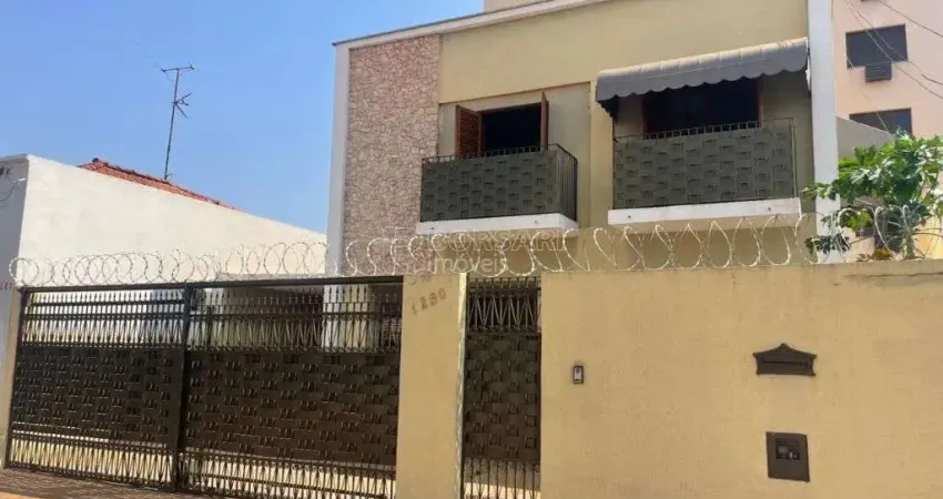 Casa para alugar em Centro de 241.00m² com 4 Quartos e 4 Garagens