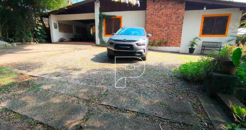 Casa para venda em Granja Viana de 275.00m² com 4 Quartos e 6 Garagens
