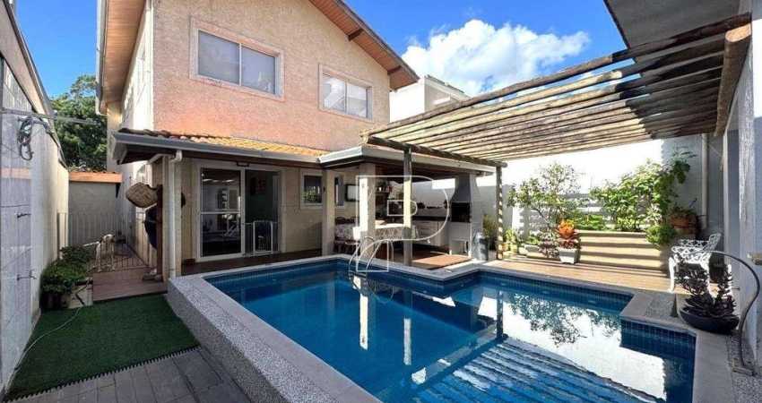 Casa de Condomínio para venda em Granja Viana de 245.00m² com 3 Quartos, 2 Suites e 4 Garagens