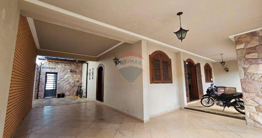 Casa para venda em Santa Cruz de 360.00m² com 5 Quartos, 1 Suite e 3 Garagens