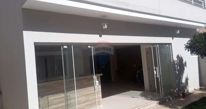 Casa de Condomínio para alugar em Iporanga de 244.00m² com 3 Quartos, 3 Suites e 4 Garagens