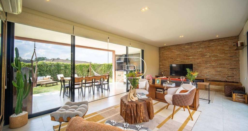 Casa de Condomínio para venda em Granja Viana de 230.00m² com 3 Quartos, 1 Suite e 2 Garagens