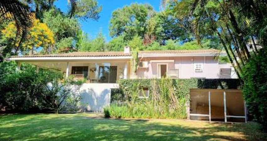 Casa de Condomínio para venda em Granja Viana de 330.00m² com 4 Quartos, 1 Suite e 4 Garagens
