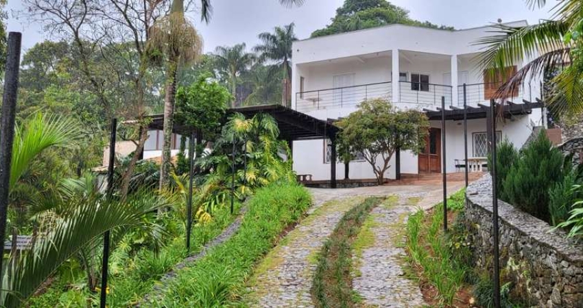 Casa para alugar em Granja Viana Ii de 350.00m² com 4 Quartos, 1 Suite e 6 Garagens