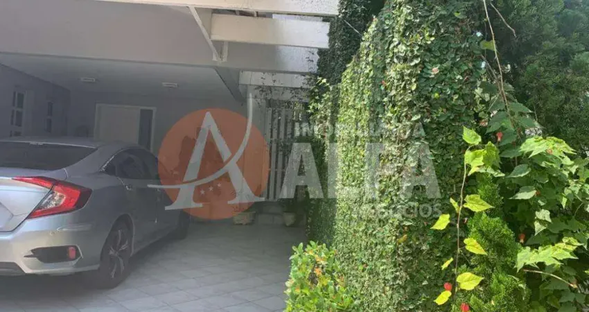 Casa para venda em Granja Viana de 221.00m² com 3 Quartos, 1 Suite e 4 Garagens