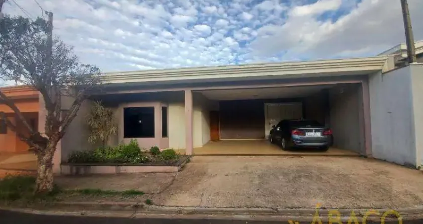 Casa para venda em Centro de 229.00m² com 3 Quartos, 2 Suites e 4 Garagens