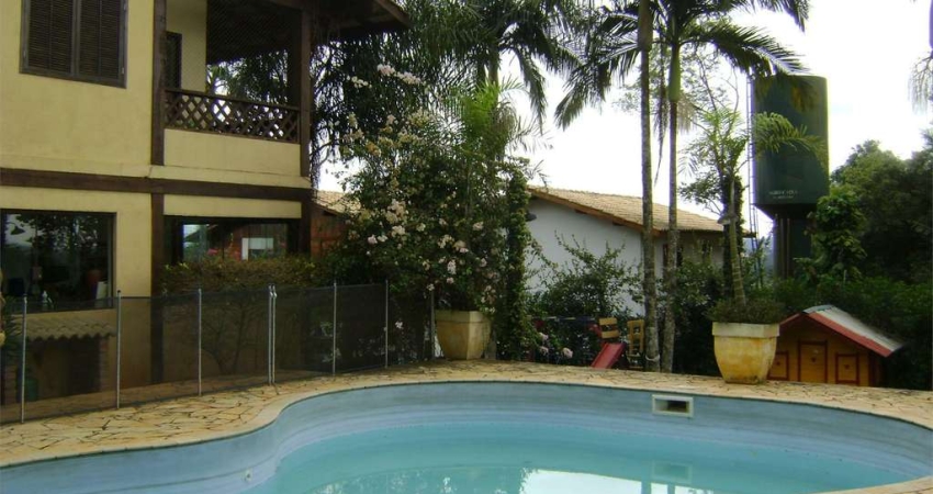 Casa de Condomínio para venda em Granja Viana de 510.00m² com 3 Quartos, 1 Suite e 2 Garagens