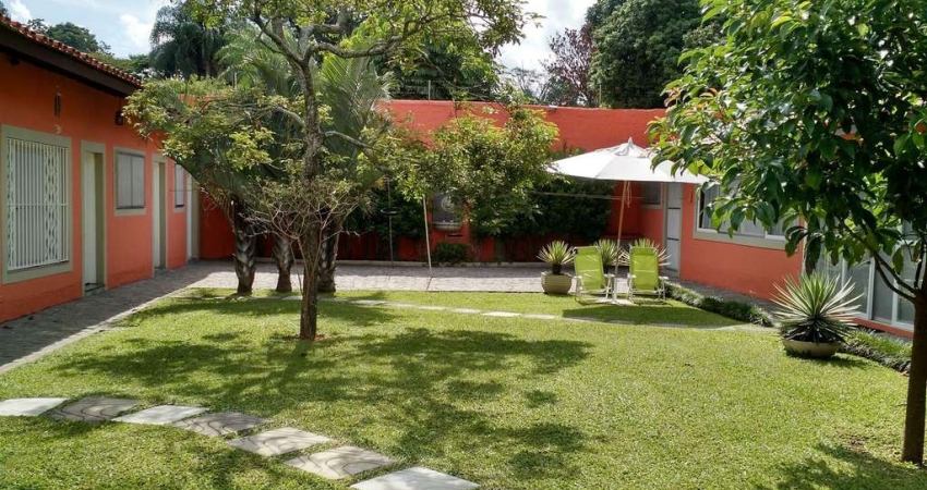 Casa para venda e aluguel em Granja Viana de 480.00m² com 5 Quartos, 2 Suites e 6 Garagens