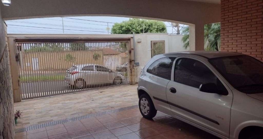 Casa para venda em Jardim Biagioni de 243.00m² com 3 Quartos, 1 Suite e 4 Garagens