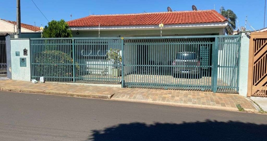 Casa para venda em Centro de 214.00m² com 3 Quartos, 2 Suites e 3 Garagens