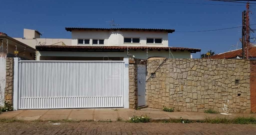 Sobrado para venda em Centro de 255.00m² com 3 Quartos, 2 Suites e 4 Garagens
