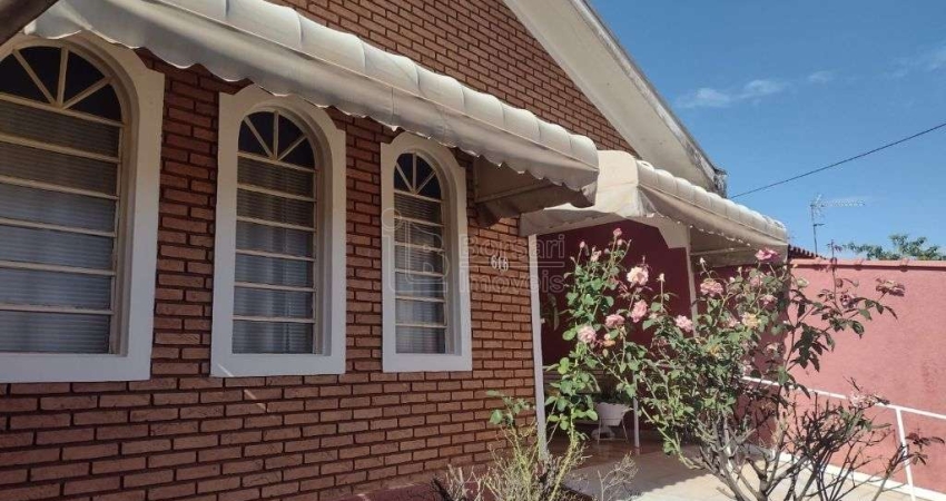 Casa para venda em Jardim Almeida de 221.00m² com 3 Quartos, 1 Suite e 2 Garagens