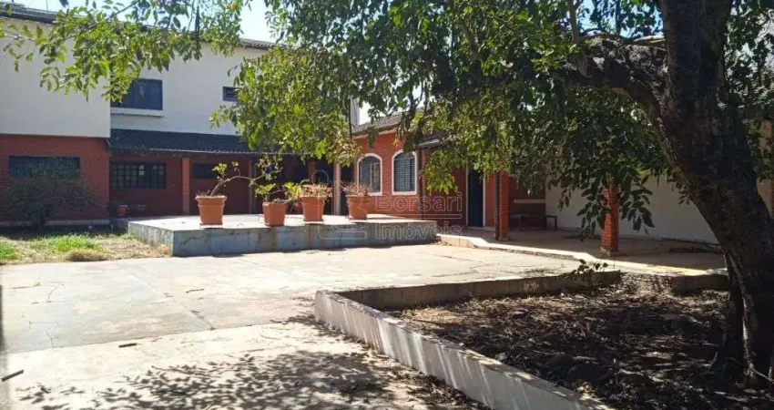 Casa para venda em Centro de 233.00m² com 3 Quartos, 1 Suite e 4 Garagens