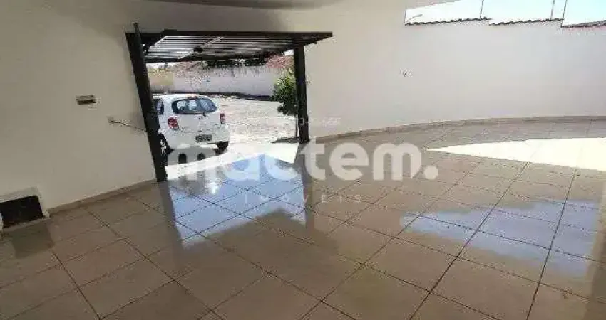 Casa para venda em Jardim Arlindo Laguna de 103.00m² com 2 Quartos e 3 Garagens