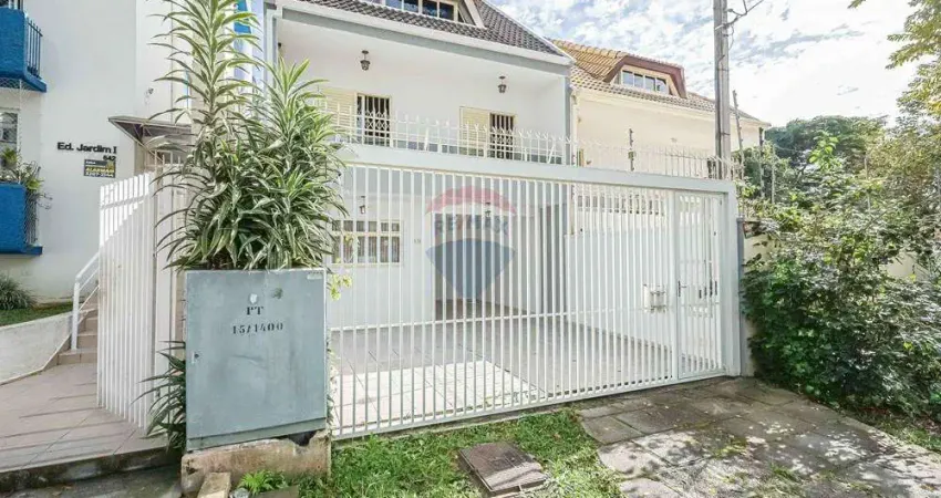 Sobrado para venda em Água Verde de 177.00m² com 3 Quartos, 1 Suite e 3 Garagens