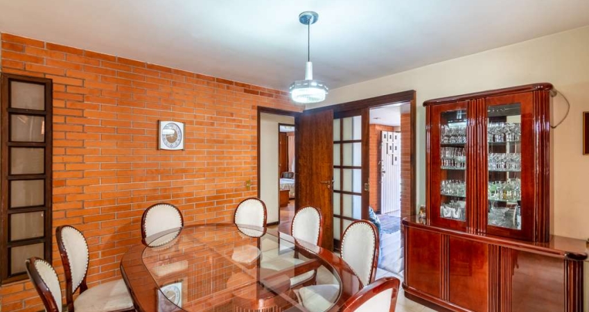 Casa para venda em Seminário de 206.00m² com 4 Quartos, 1 Suite e 4 Garagens
