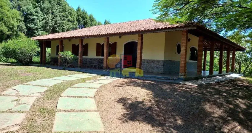 Fazenda / Sítio para venda em Chácara Dos Pinhais de 412.00m² com 5 Quartos, 1 Suite e 3 Garagens