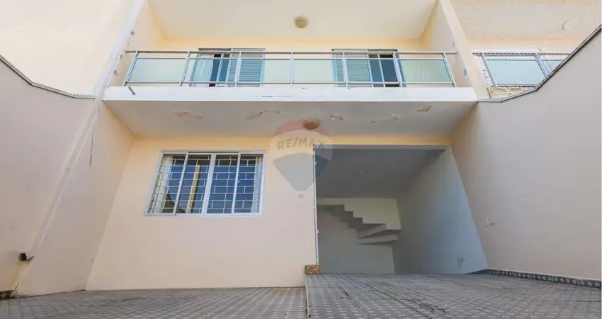 Sobrado para venda em Cajuru de 123.00m² com 3 Quartos, 1 Suite e 2 Garagens