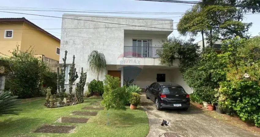 Casa de Condomínio para venda em Alphaville de 330.00m² com 4 Quartos, 3 Suites e 4 Garagens