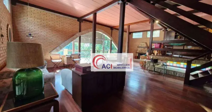 Casa de Condomínio para venda e aluguel em Granja Viana de 237.00m² com 2 Quartos, 2 Suites e 3 Garagens