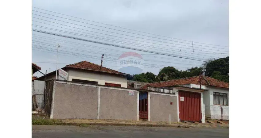 Casa para venda em Vila Rodini de 414.00m² com 6 Quartos e 2 Garagens