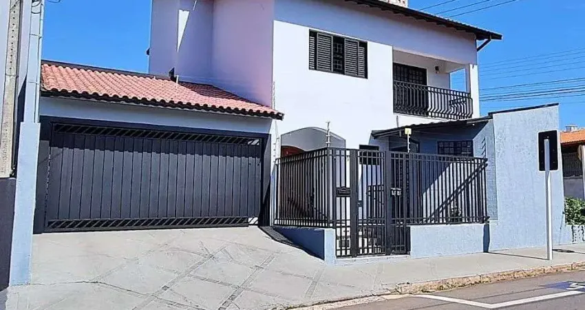 Sobrado para venda em Centro de 300.00m² com 4 Quartos, 2 Suites e 3 Garagens