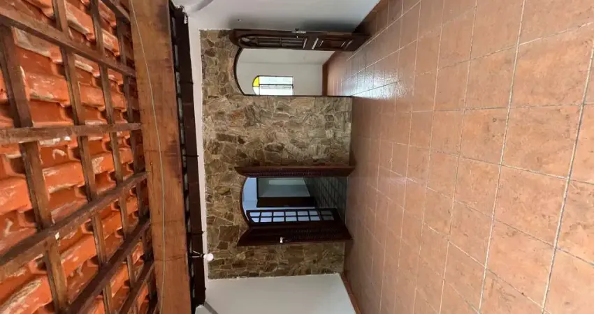 Sobrado para venda em Centro de 200.00m² com 4 Quartos e 2 Garagens