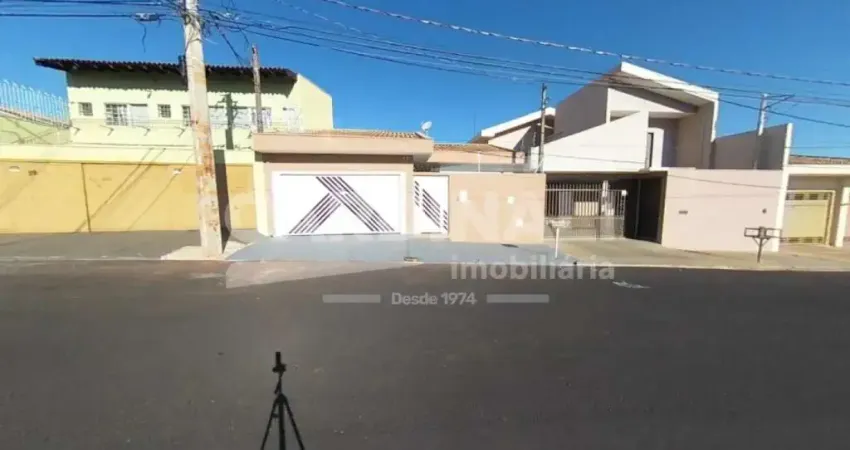 Casa para venda em Jardim Hikari de 180.00m² com 3 Quartos, 1 Suite e 2 Garagens
