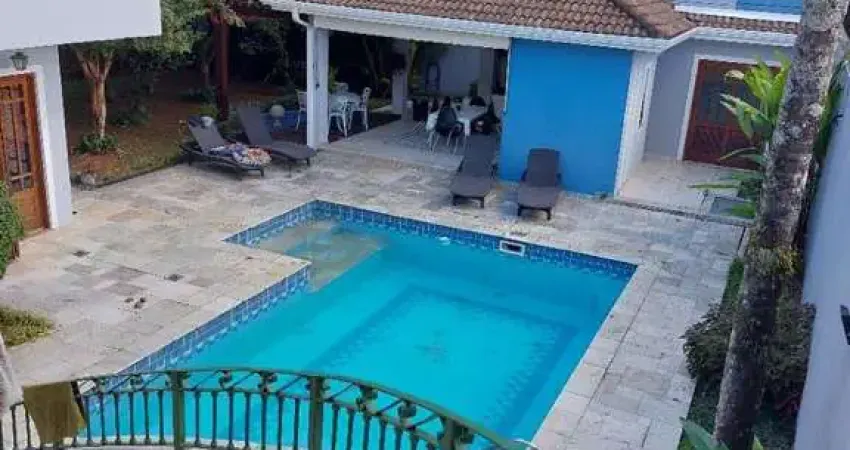 Casa de Condomínio para venda em Granja Viana de 379.00m² com 3 Quartos, 1 Suite e 7 Garagens