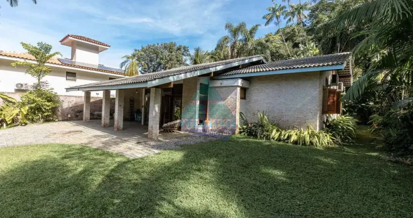 Casa para venda em condomínio domingas dias de 218.00m² com 4 quartos, 4 suites e 3 garagens