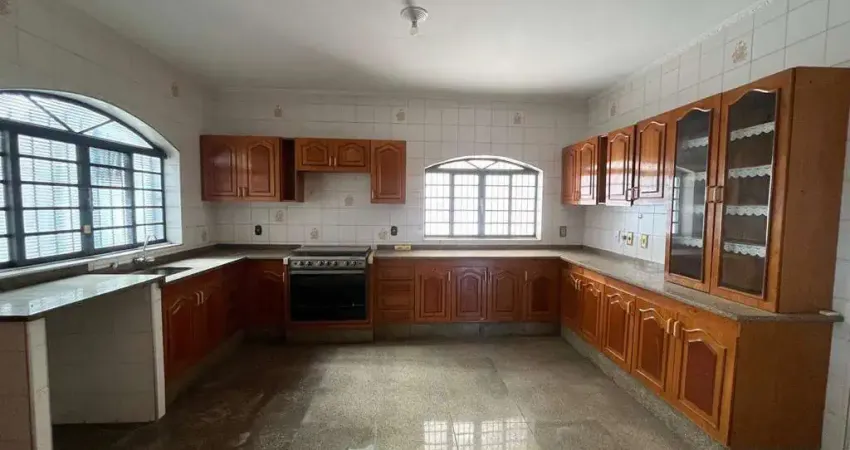 Imóvel comercial para alugar em centro de 277.00m² com 3 quartos, 1 suite e 4 garagens