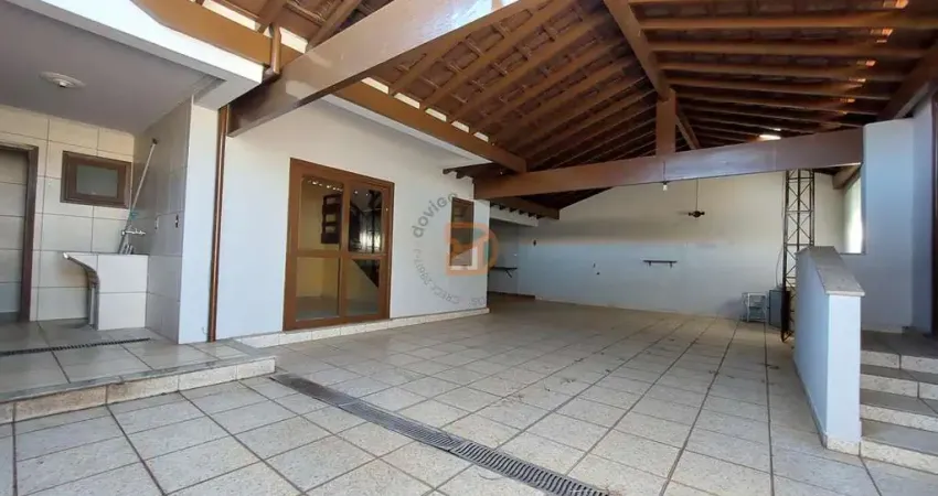 Casa para venda em centro de 244.00m² com 4 quartos, 2 suites e 4 garagens