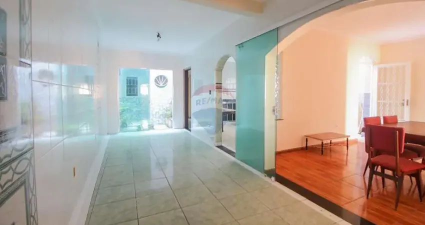 Casa para venda em centro de 320.00m² com 3 quartos, 3 suites e 4 garagens