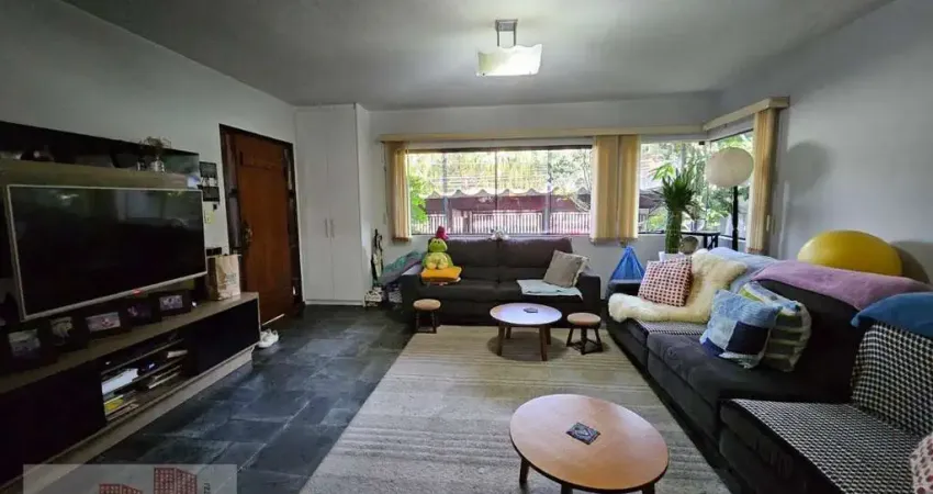 Sobrado para venda e aluguel em centro de 350.00m² com 4 quartos, 2 suites e 4 garagens