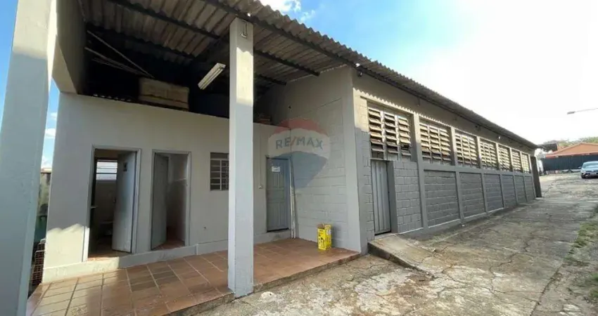 Galpão / depósito / armazém para alugar em centro de 245.00m² com 4 garagens