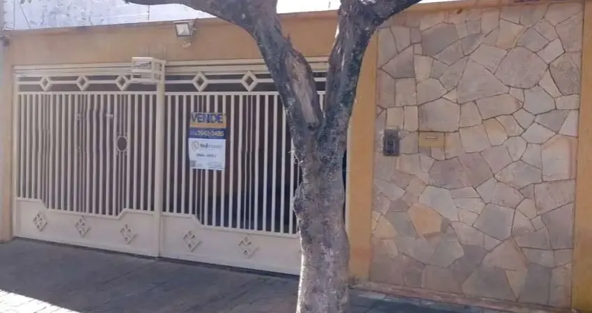 Casa para venda em centro de 250.10m² com 3 quartos, 1 suite e 6 garagens