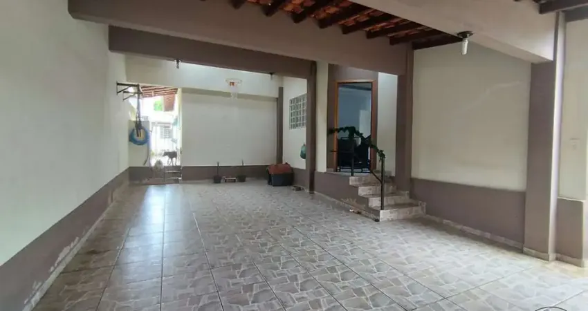 Casa para venda em centro de 150.00m² com 3 quartos, 2 suites e 4 garagens