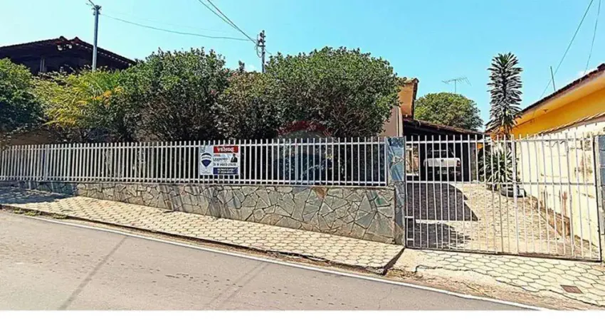 Casa para venda em centro de 148.00m² com 3 quartos, 1 suite e 2 garagens