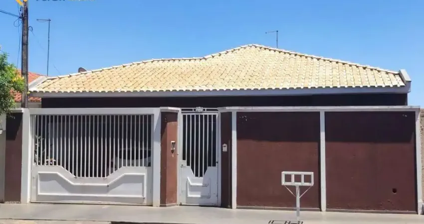 Casa para venda em centro de 242.00m² com 3 quartos, 1 suite e 2 garagens