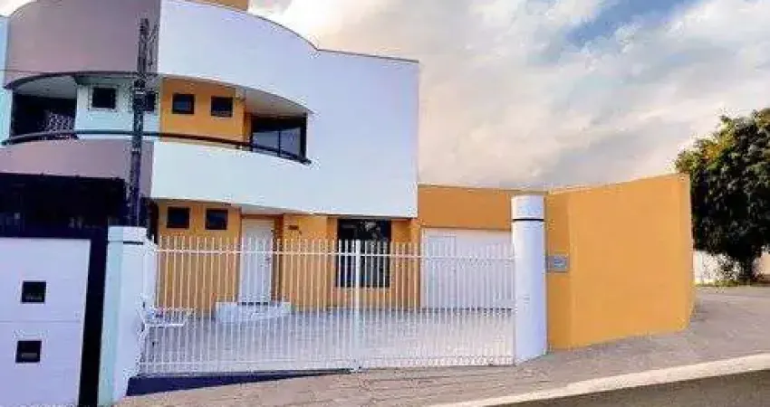 Sobrado para venda em xaxim de 160.00m² com 3 quartos, 1 suite e 5 garagens