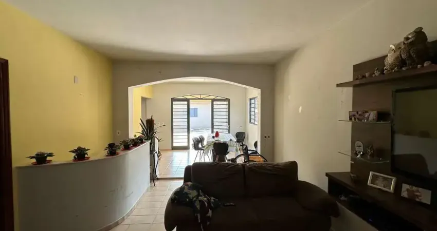 Casa para venda em Vila Bianchi de 201.00m² com 3 Quartos, 1 Suite e 2 Garagens