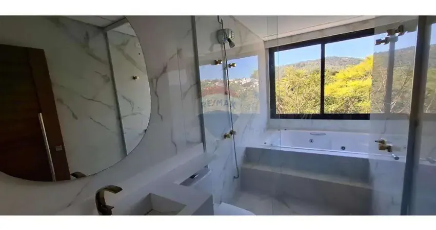 Casa de Condomínio para alugar em Chácaras Maringá de 360.00m² com 5 Quartos, 5 Suites e 3 Garagens