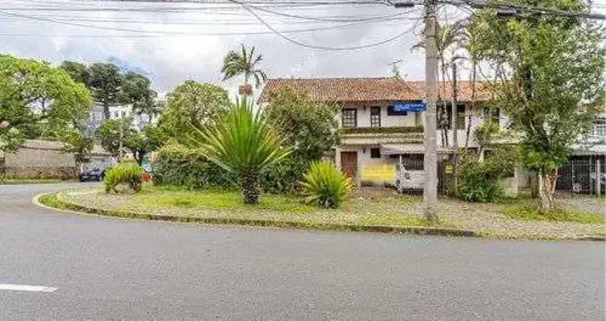 Sobrado para venda em Mercês de 179.00m² com 5 Quartos, 1 Suite e 3 Garagens